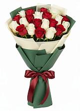 Букет Микс из красных и белых роз в Чаадаевке