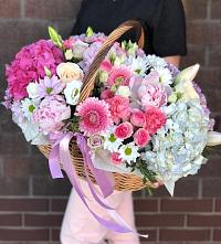 Композиция солнечный день в Чаадаевке Цветочная композиция из Розы, Хризантемы, Пионы и Лизиантусы в корзине в Чаадаевке