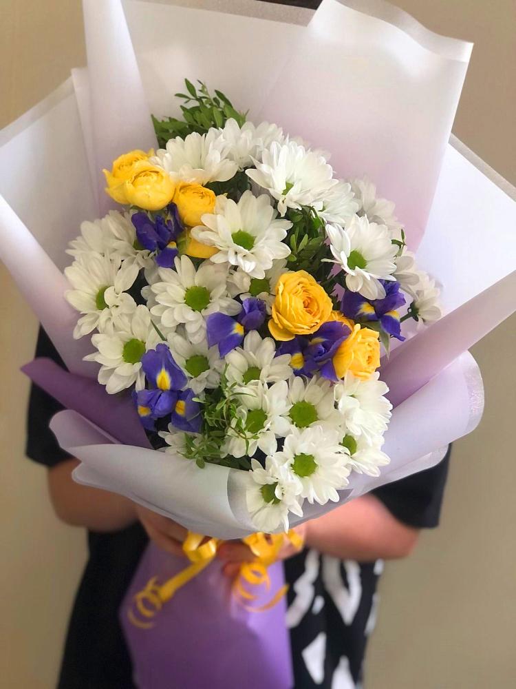 Букет цветов из: Ирисы, Хризантемы и Розы в Чаадаевке