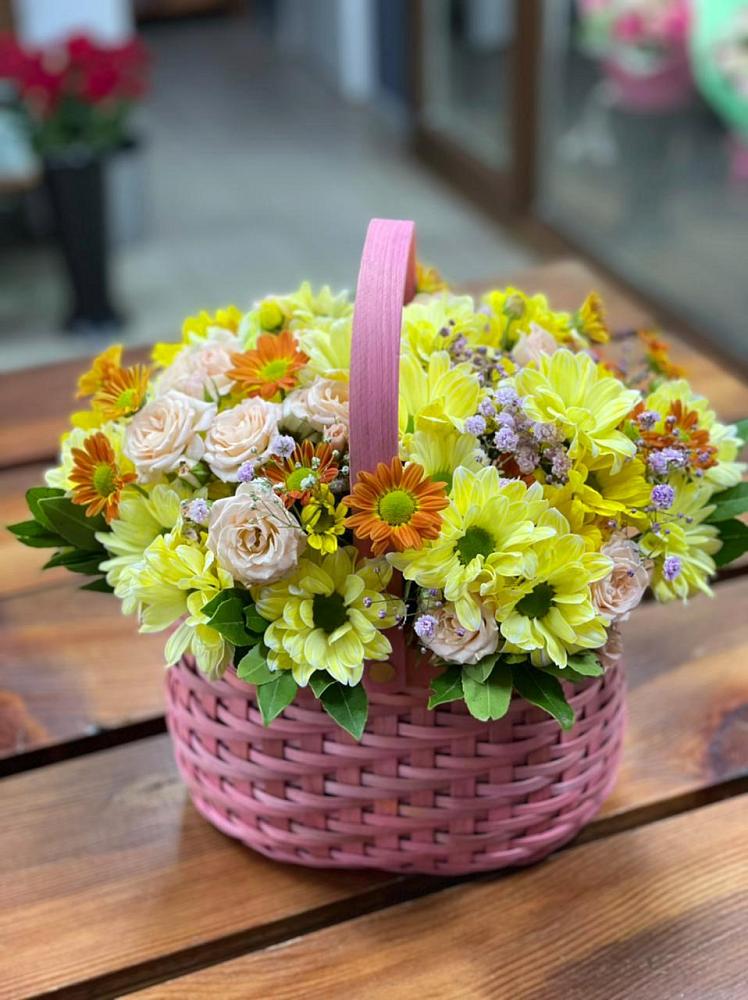 Цветочная композиция из Хризантемы и Розы в корзине в Чаадаевке