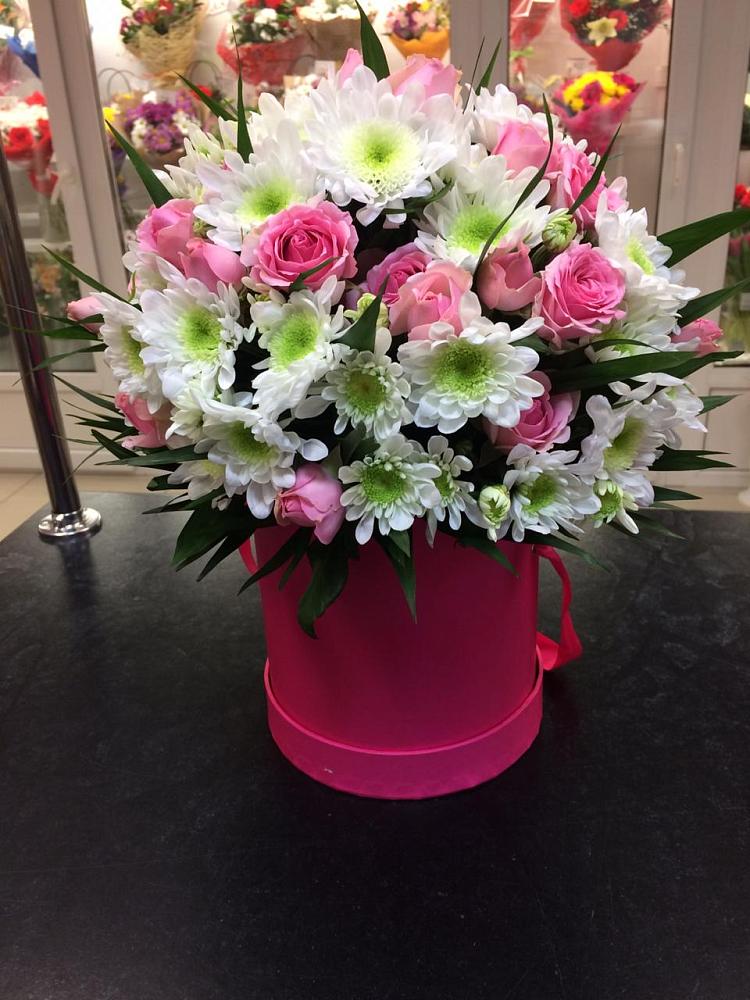 Цветочная композиция из Розы и Хризантемы в шляпной коробке в Чаадаевке