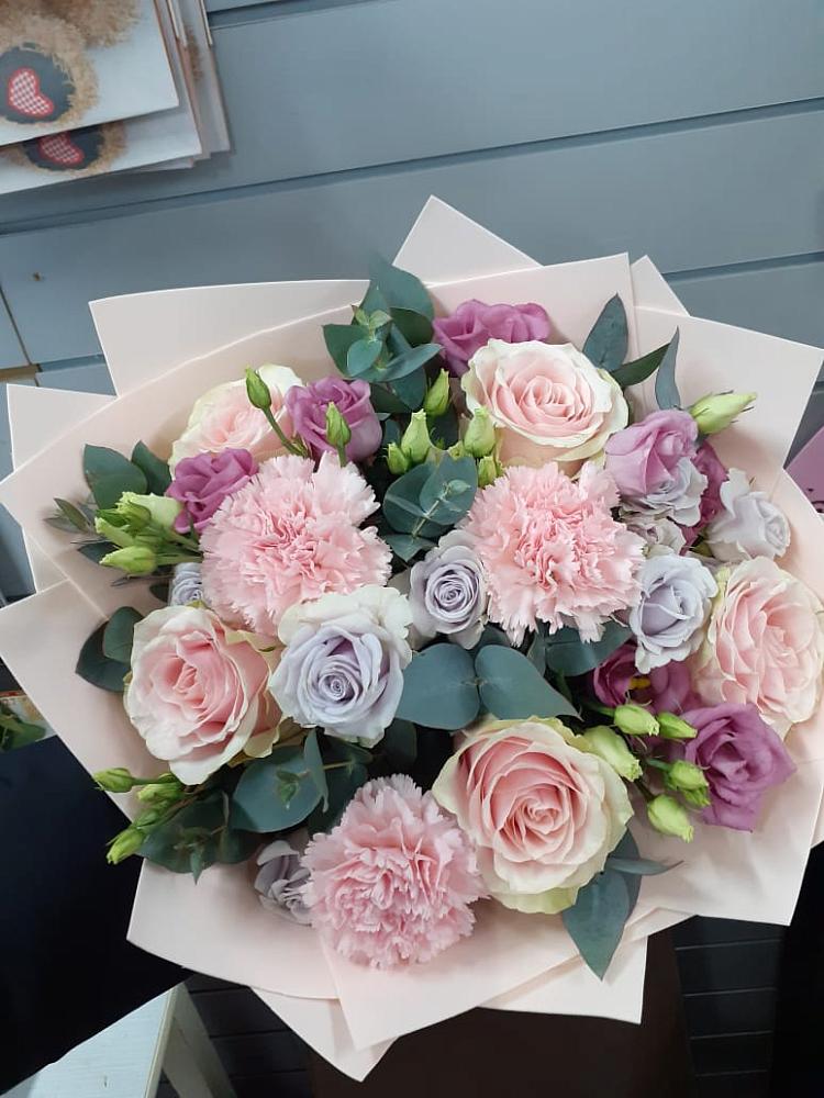 Букет цветов из: Розы, Гвоздики и Лизиантусы в Чаадаевке