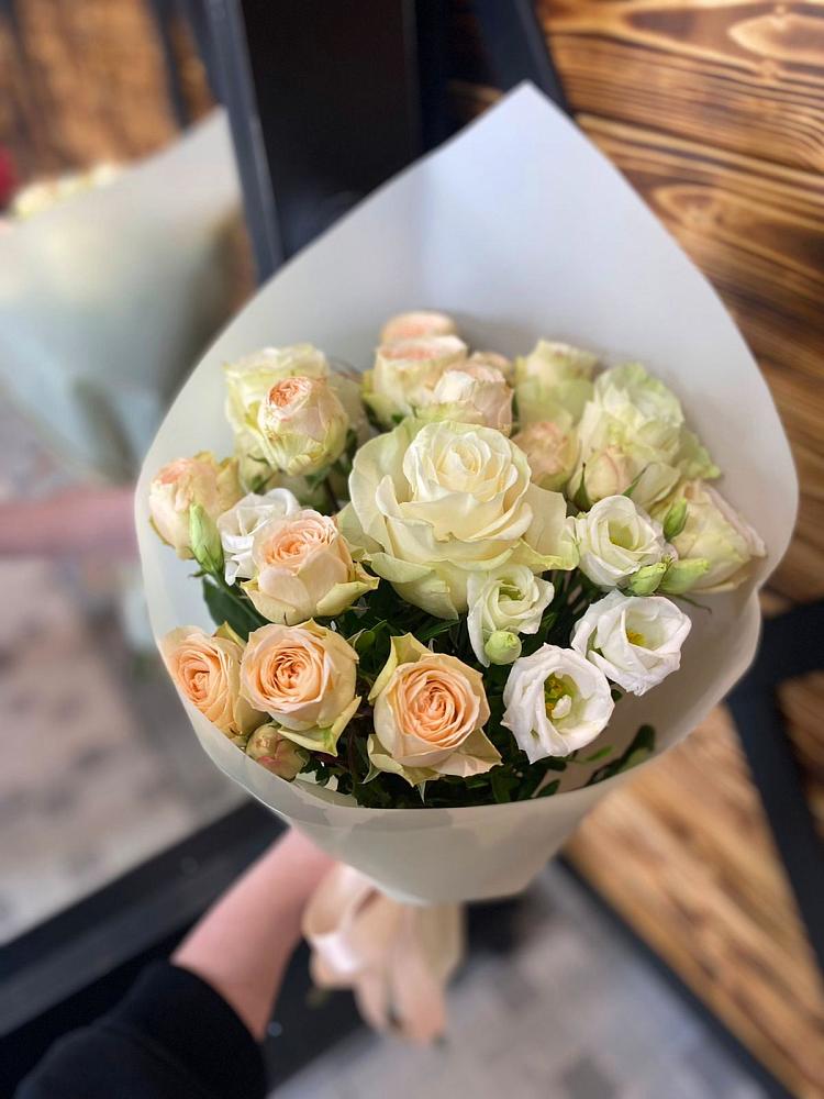 Букет цветов из: Розы и Лизиантусы в Чаадаевке